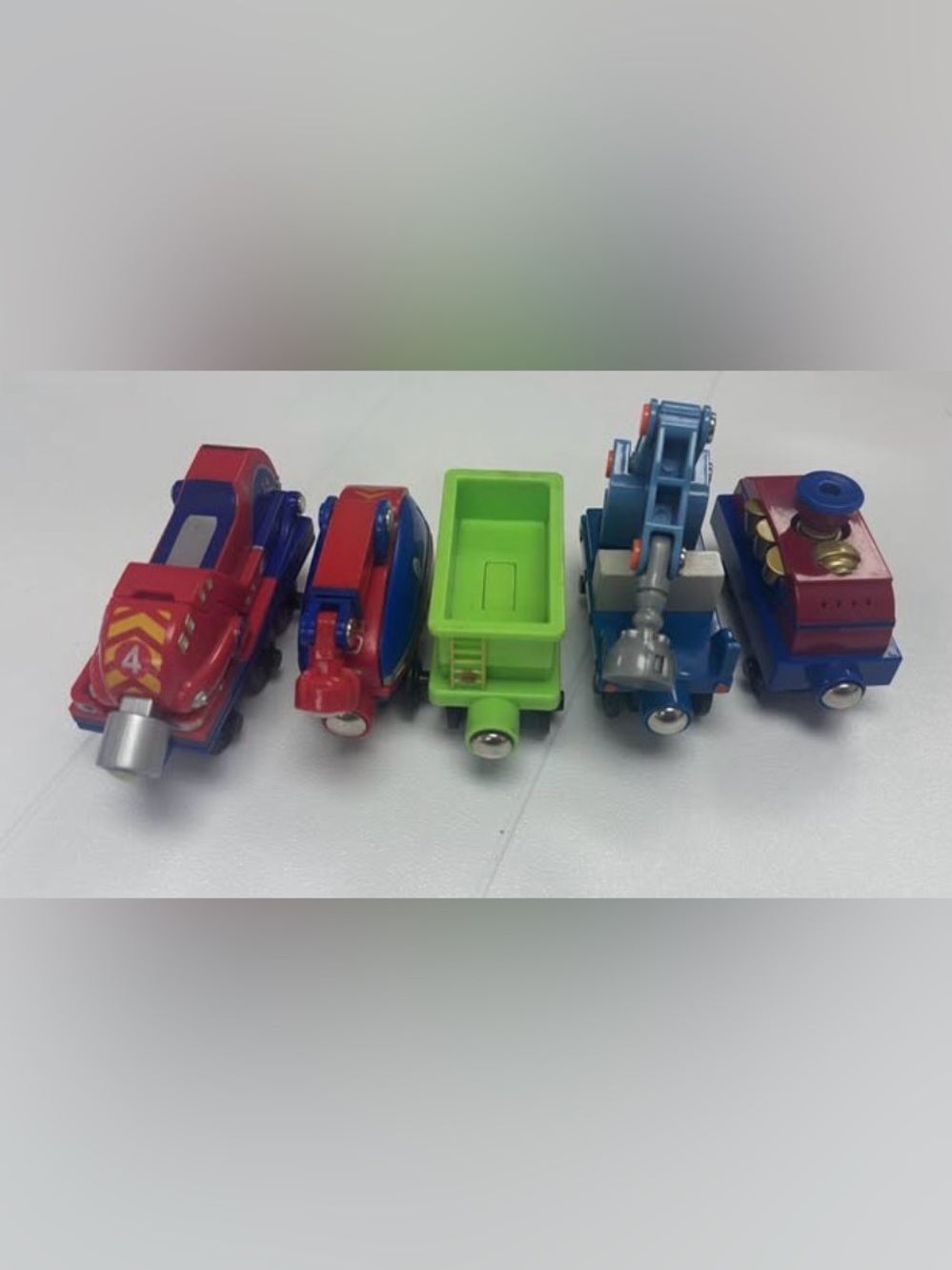 5 piece wooden Chuggington train set with magnetic linkage